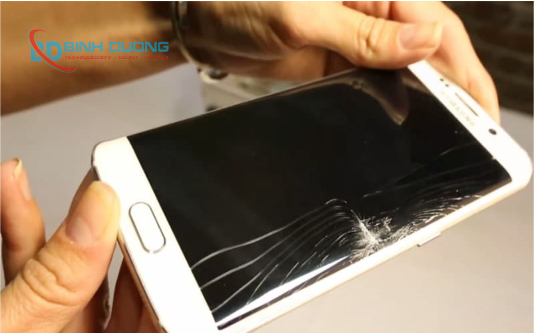 Màn hình bị nứt, vỡ, bể kính: Mặc dù cảm ứng vẫn hoạt động, nhưng hình ảnh hiển thị bị ảnh hưởng.