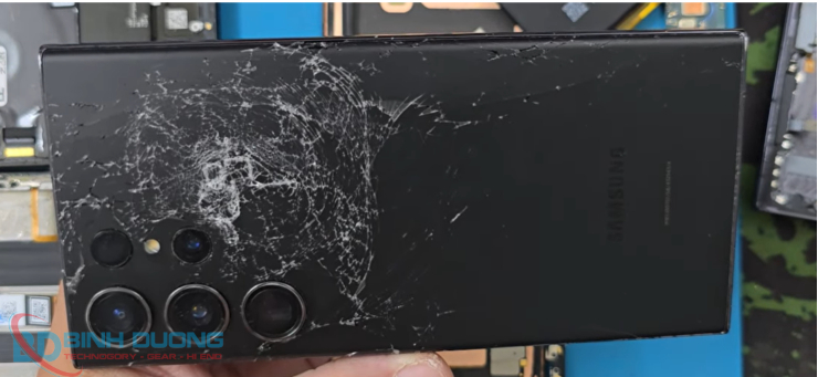 Nắp lưng kính bị nứt, vỡ