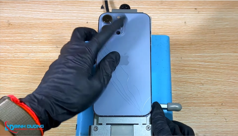 Kĩ thuật đang thay kính lưng