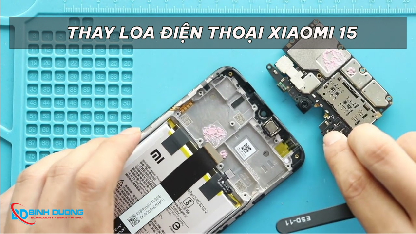 Kĩ thuật viên đang thay loa Xiaomi 15
