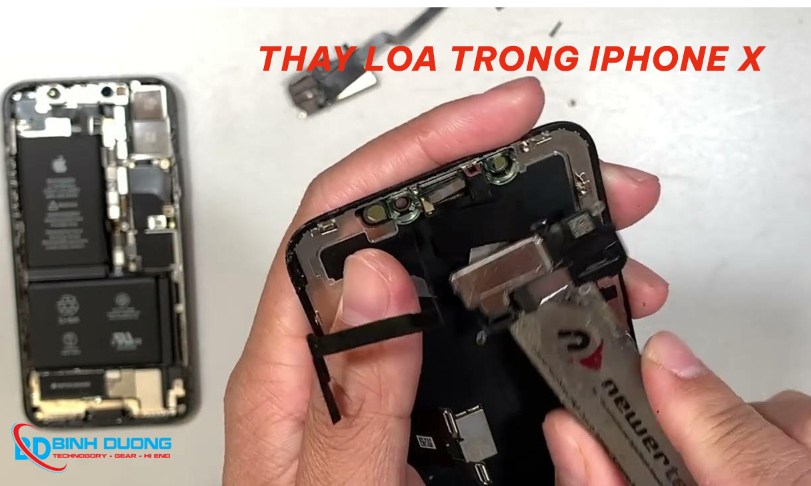 Kỹ thuật viên thay đang tiến hành thay loa trong iphone x