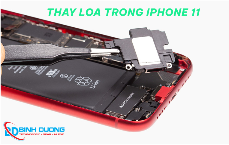 Kĩ thuật viên thay loa trong điện thoại iPhone 11