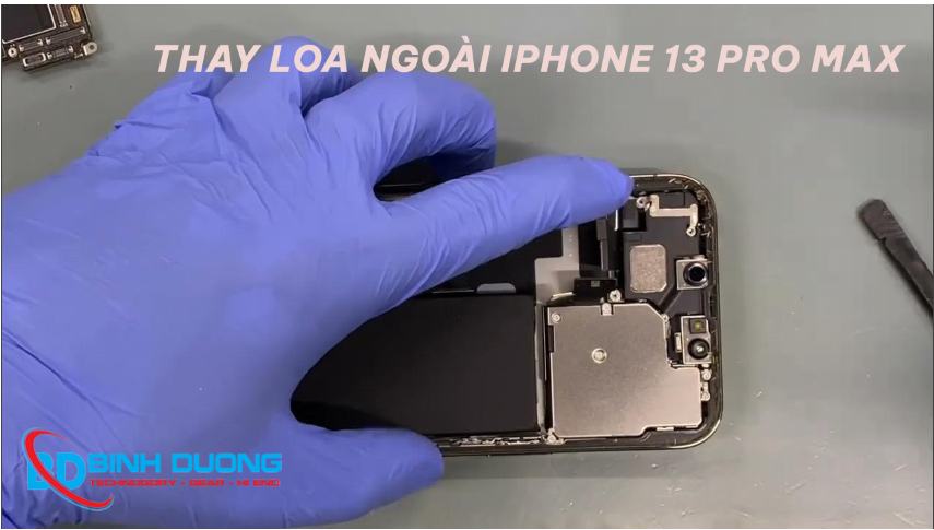 Kĩ thuật viên đang thay loa ngoài iphone 